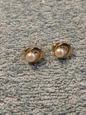 Vintage Gold Tone Crescent Swirl Faux Pearl Clip On Earrings 1980s Retro Swirl